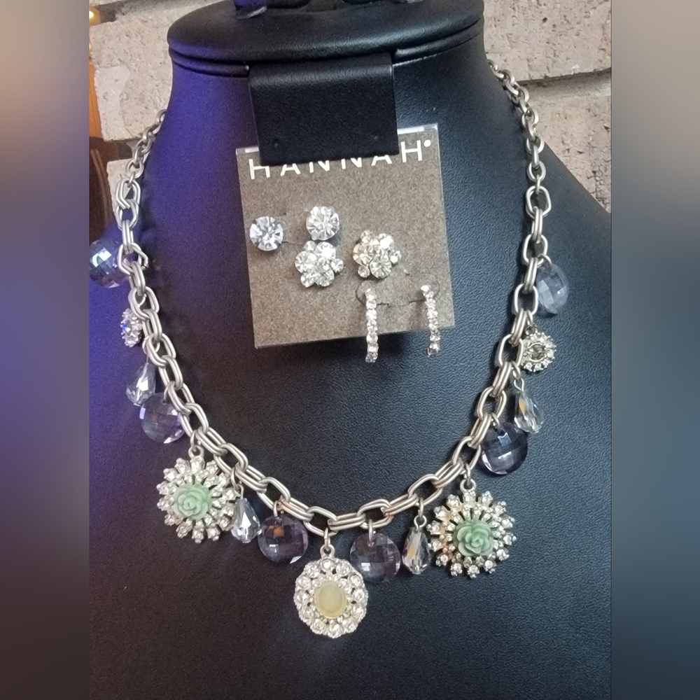 LOFT Necklace is a stylish and elegant collar-style And 3 New Pierced Earrings